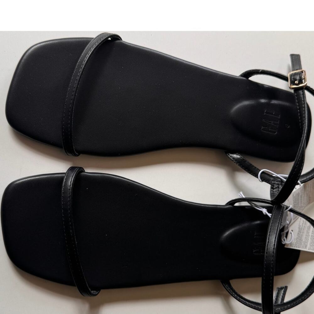 Gap True Black Strappy Minimalist Style Ankle Strap Sandals Size 8 New with tag